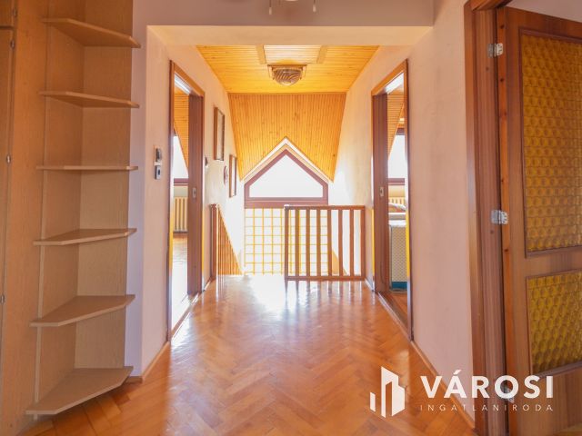 Jó szerkezetű kétgenerációs ház a Fürdőövezetben