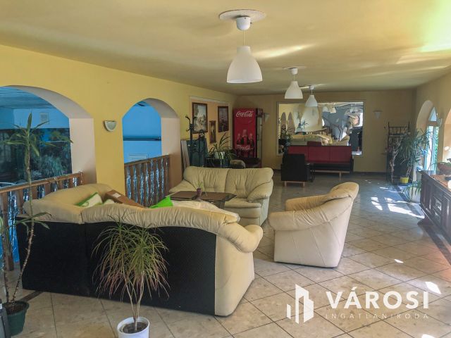 Eladó 2300 m2-es hotel a 16. kerületben