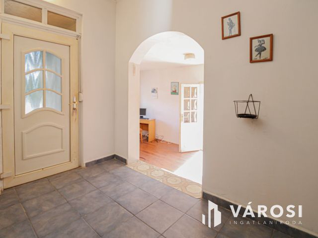 Sarkad központjában tágas családi ház+üzlethelyiség