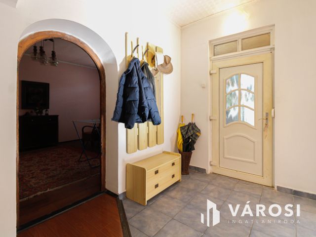 Sarkad központjában tágas családi ház+üzlethelyiség