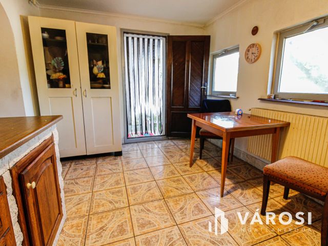 Sarkad központjában tágas családi ház+üzlethelyiség