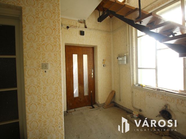 Orosházán, belvárosi kétszintes családiház