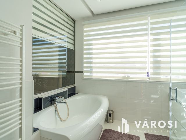 Prémium családi ház medencével Újszegeden!