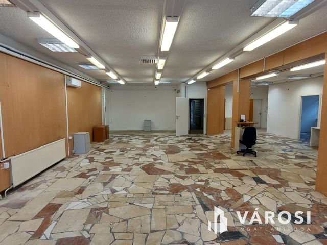 Üzletház méretű üzlethelyiség Ajka központjában eladó