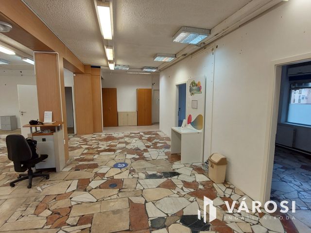 Üzletház méretű üzlethelyiség Ajka központjában eladó