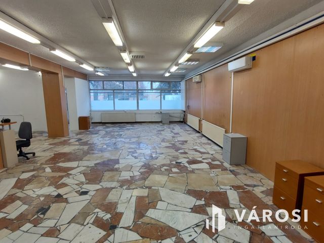 Üzletház méretű üzlethelyiség Ajka központjában eladó