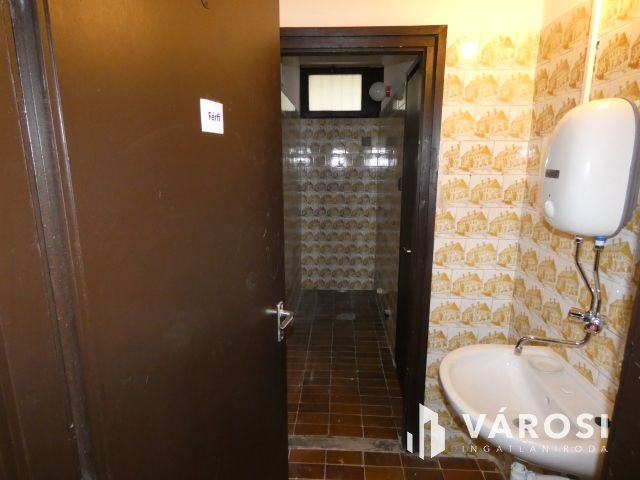 Üzletház méretű üzlethelyiség Ajka központjában eladó