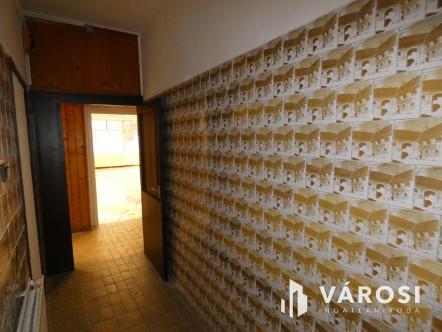 Üzletház méretű üzlethelyiség Ajka központjában eladó