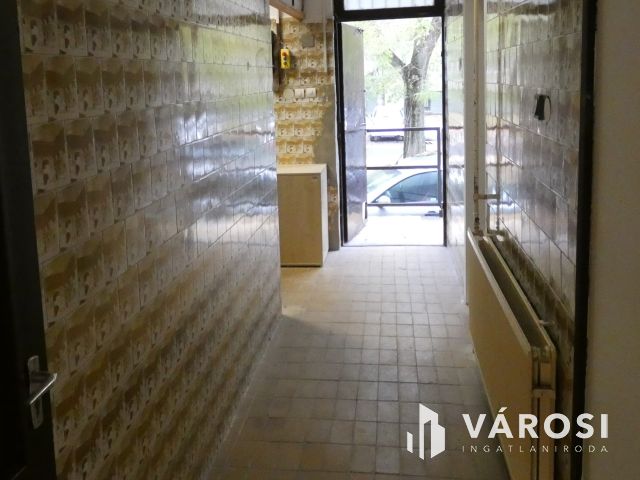 Üzletház méretű üzlethelyiség Ajka központjában eladó