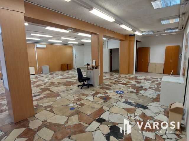 Üzletház méretű üzlethelyiség Ajka központjában eladó