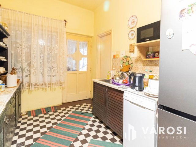 Sarkadon 2+fél szobás családi ház nagy telekkel