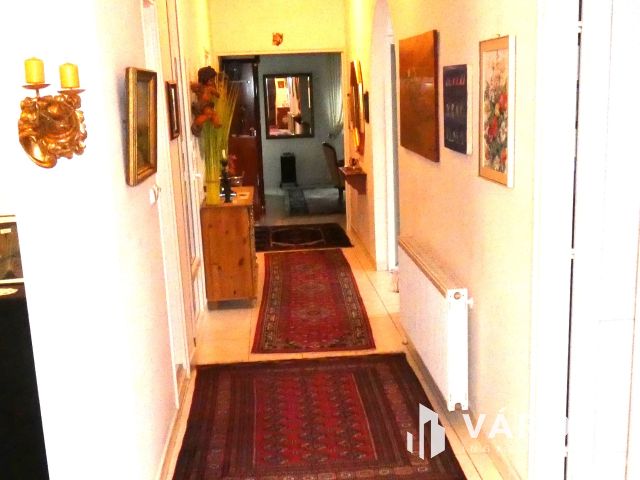 Nagy ház most még jó áron eladó a Balatonhoz közel