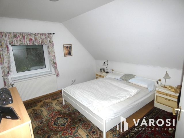 Nagy ház most még jó áron eladó a Balatonhoz közel