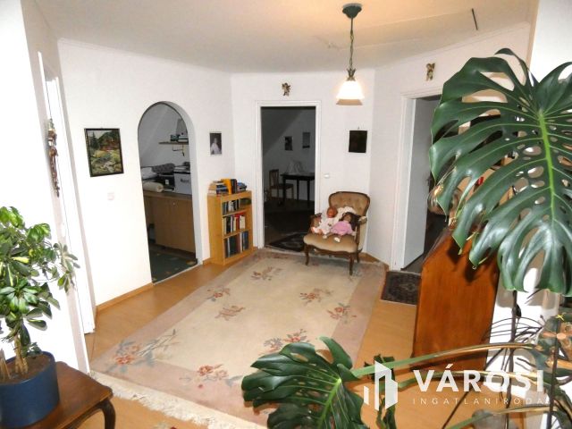 Nagy ház most még jó áron eladó a Balatonhoz közel