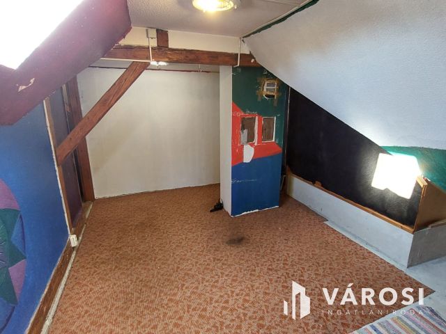 Két szintes családi ház a belváros szélén, Tapolcán eladó