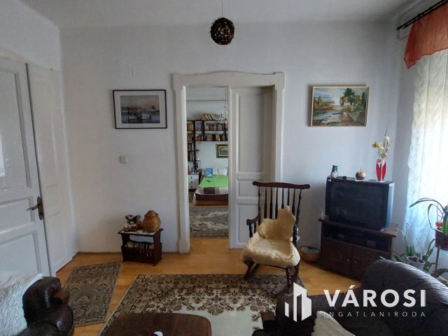 Két szintes családi ház a belváros szélén, Tapolcán eladó