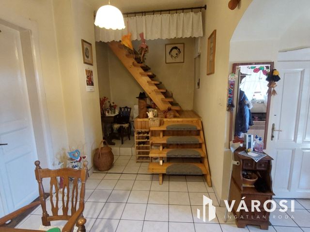 Két szintes családi ház a belváros szélén, Tapolcán eladó