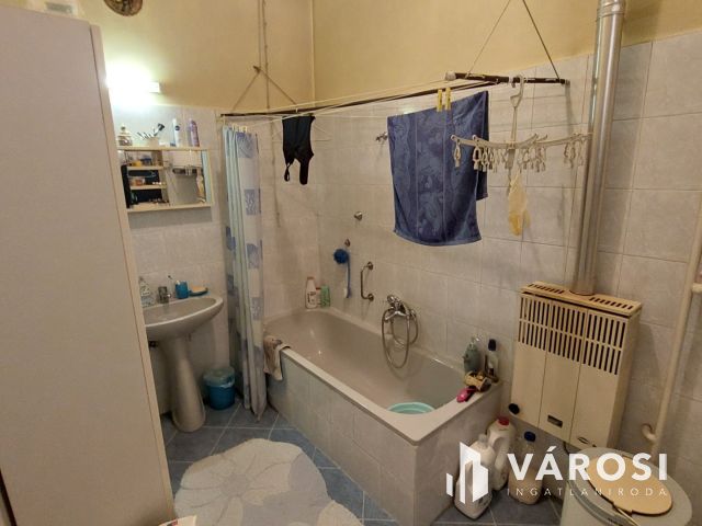 Két szintes családi ház a belváros szélén, Tapolcán eladó