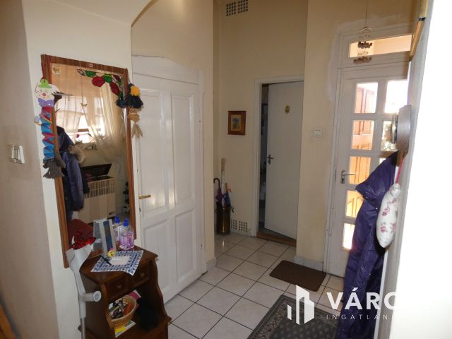 Két szintes családi ház a belváros szélén, Tapolcán eladó