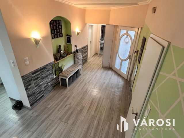 Luxus a Pilis lábánál