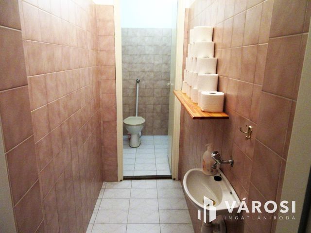 Üzlethelyiség Baján, a városközpontban! Lakással, garázzsal!