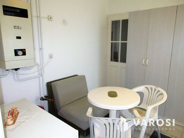 Üzlethelyiség Baján, a városközpontban! Lakással, garázzsal!