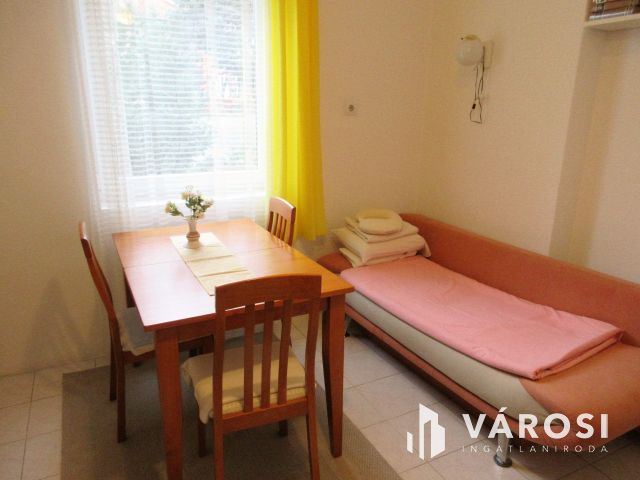 Üzlethelyiség Baján, a városközpontban! Lakással, garázzsal!