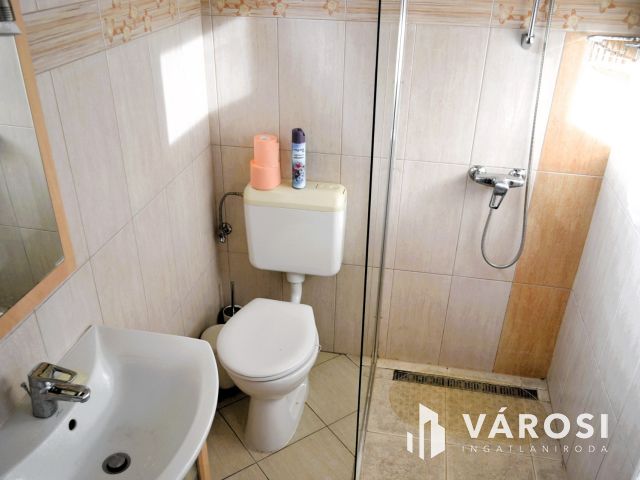 A vízparttól 500 m-re családiház eladó Kenesén!