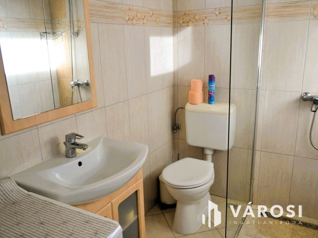 A vízparttól 500 m-re családiház eladó Kenesén!