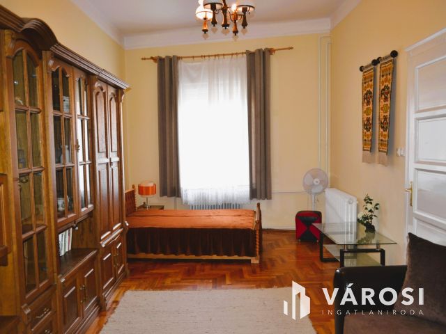 A vízparttól 500 m-re családiház eladó Kenesén!