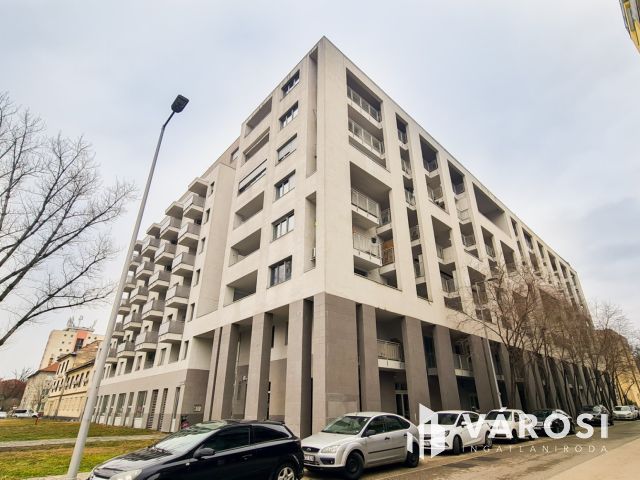 Eladó, lifthez közeli teremgarázs beálló a Trinity Teraszban