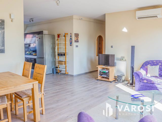 Belváros peremén fényárban úszó 2 fürdős