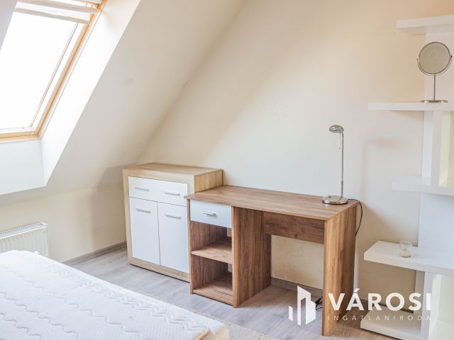 Belváros peremén fényárban úszó 2 fürdős