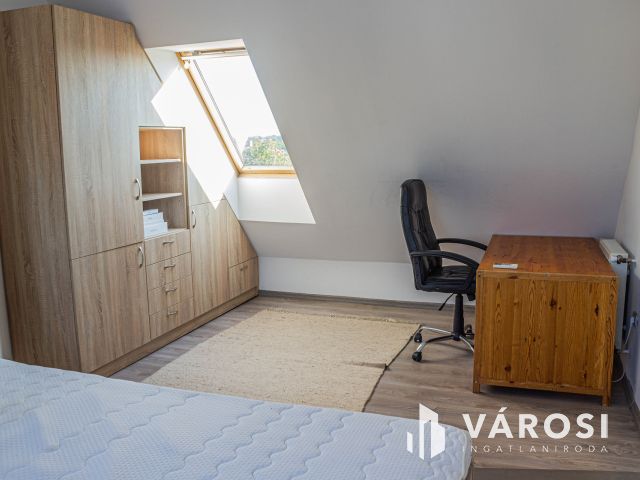 Belváros peremén fényárban úszó 2 fürdős