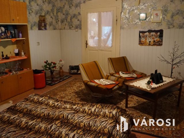 Tabáni ház tágas telekkel