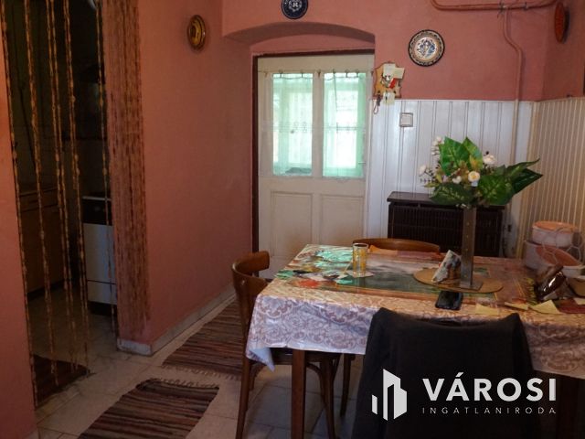 Tabáni ház tágas telekkel