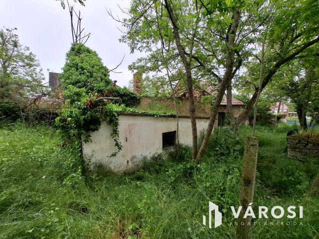 Telek, bazaltkő építőanyaggal Kékkúton eladó