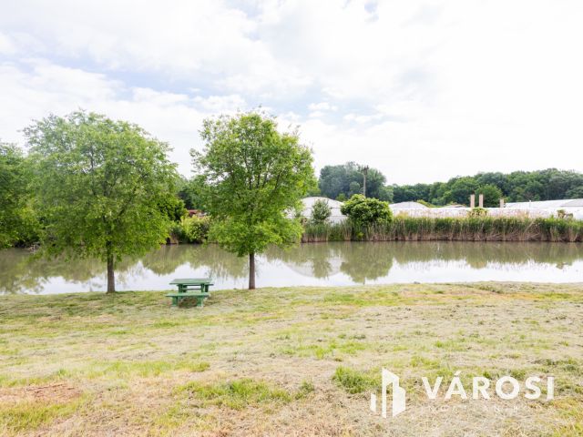 Olyan, mint egy folyóparti nyaraló, de mégis sokkal több..