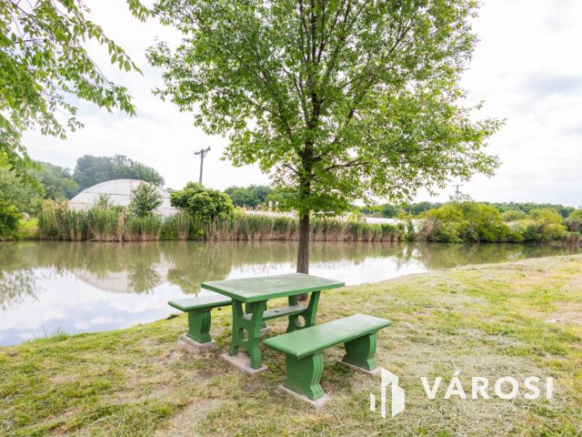 Olyan, mint egy folyóparti nyaraló, de mégis sokkal több..