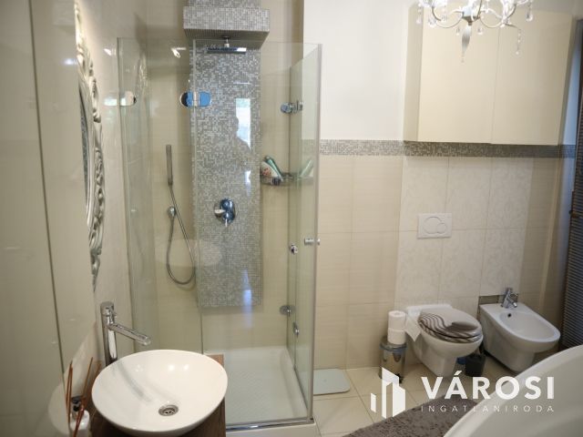 Újszeged csendes utcájában Exkluzív családi ház!