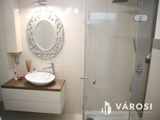 Újszeged csendes utcájában Exkluzív családi ház!