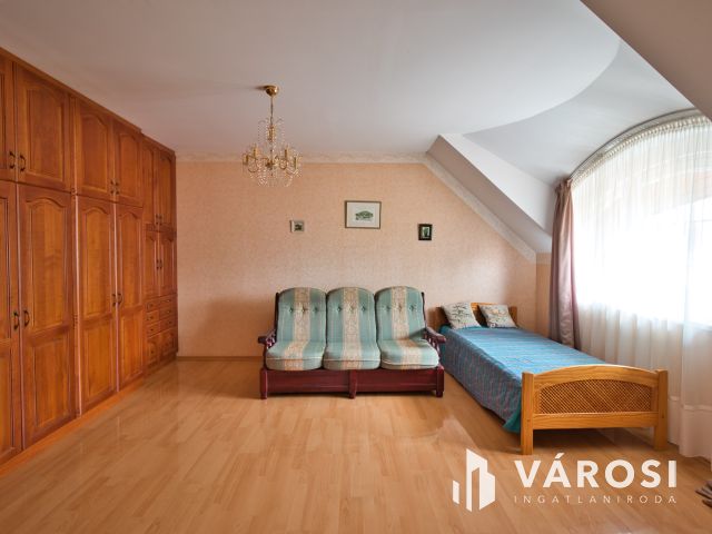 Újszerű családi ház, dupla garázzsal, gyönyörű udvarral