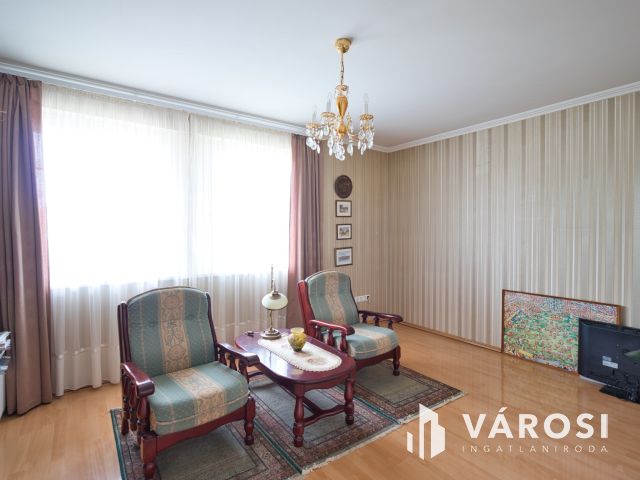 Újszerű családi ház, dupla garázzsal, gyönyörű udvarral