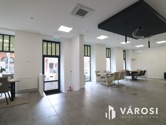 Impozáns üzlethelyiség szeged belvárosában.