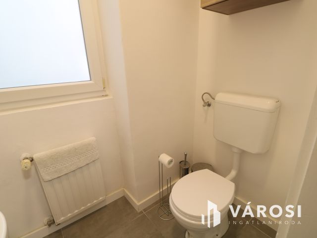 Impozáns üzlethelyiség szeged belvárosában.