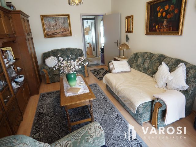 Marcali belvárosában, de még is csendes utcában eladó lakás!