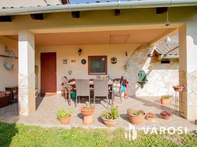 Lentiben, csendes utcában eladó egy szép családi ház!