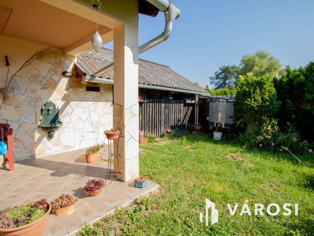 Lentiben, csendes utcában eladó egy szép családi ház!