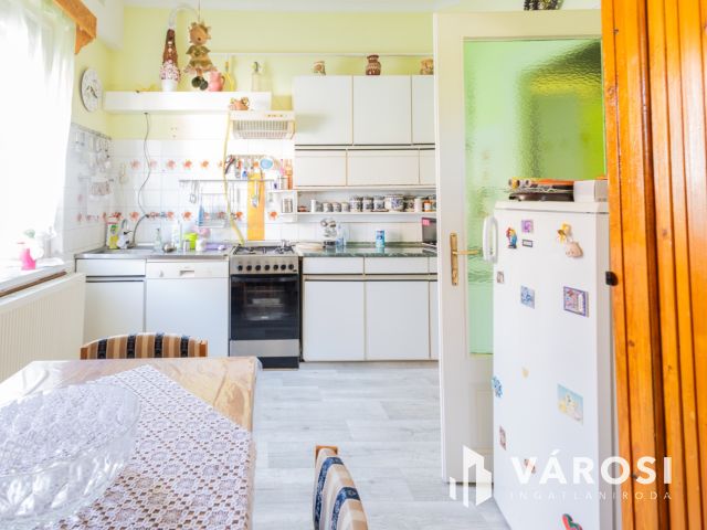 Nagy alapterületű, jó elhelyezkedésű ház az újváros elején