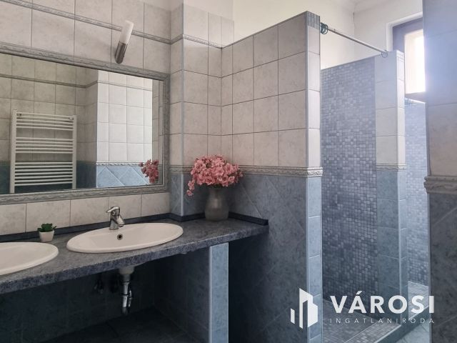 Több generációs ház a városközpontban!